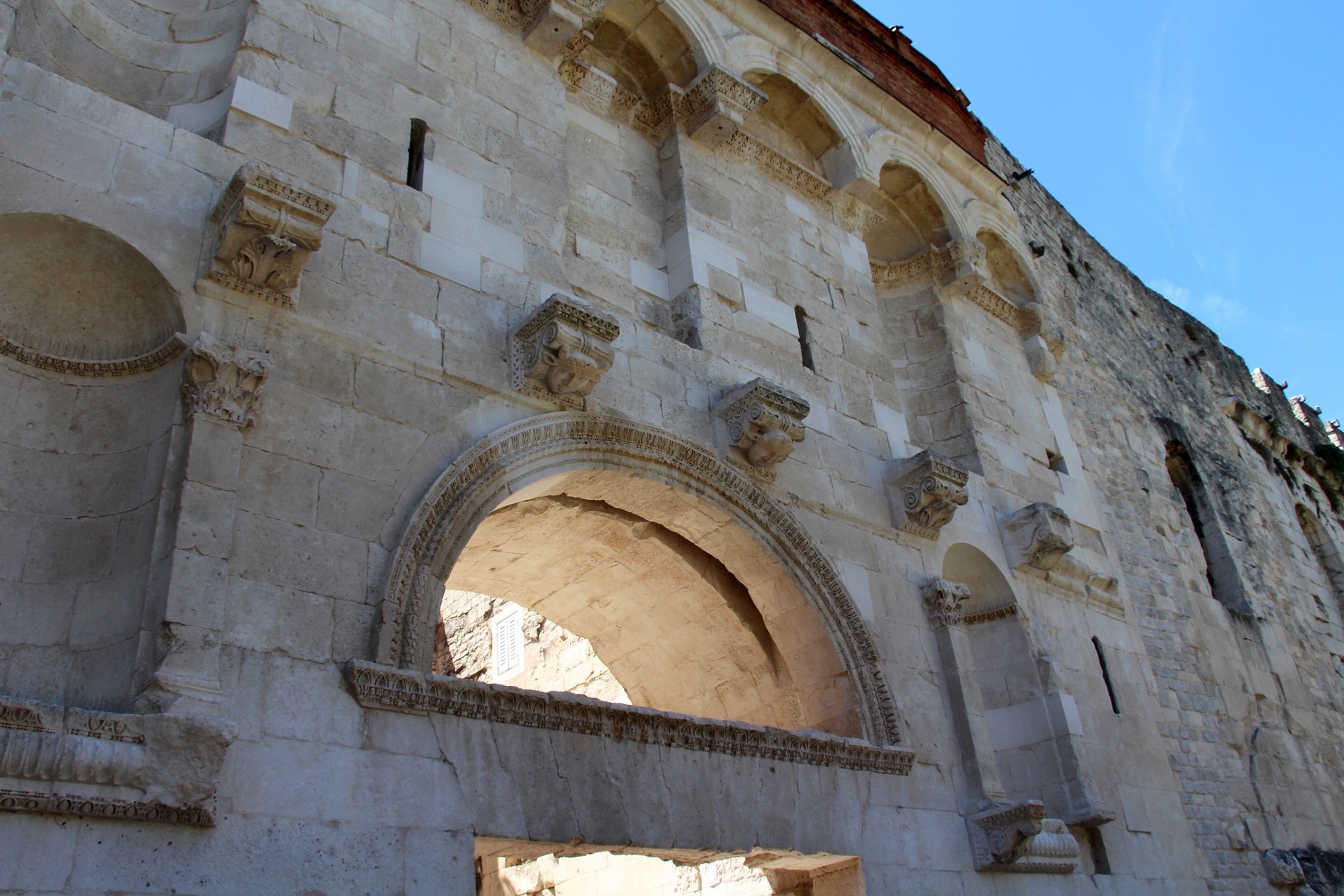 Puerta de Oro y Gregorio de Nin