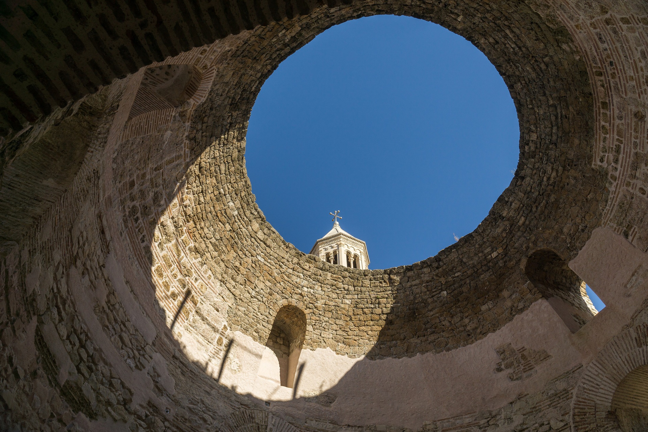 El cielo y el campanario de Split vistos desde el Vestíbulo